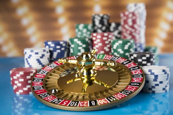 Kartu-kartu di meja Speed Blackjack menampilkan nilai dan simbol dengan jelas
